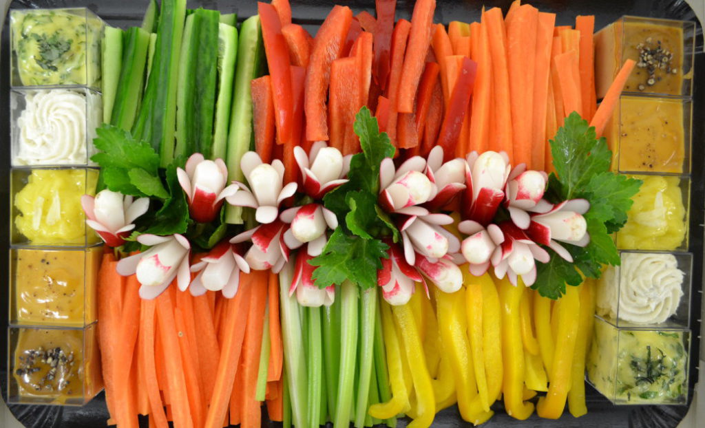 La qualité au cœur de nos engagements Nous travaillons exclusivement avec des produits frais, locaux et de saison. Nos chefs maîtrisent aussi bien la gastronomie traditionnelle que la cuisine fusion ou la cuisson au feu de bois. Cette diversité nous permet de surprendre vos invités tout en respectant les exigences de votre événement professionnel. En complément, nous proposons un service de location de matériel (vaisselle, mobilier, décoration) afin de vous offrir une solution clé en main. Ainsi, vous vous concentrez sur vos invités pendant que nous nous occupons de tout.